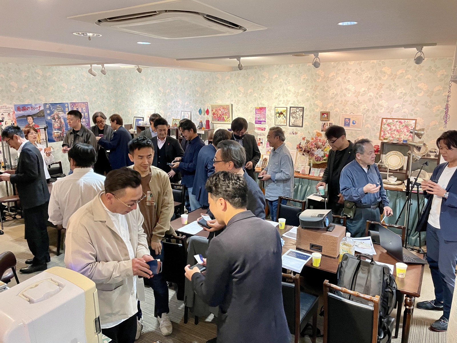 vol.1 交流会の様子。参加者同士が名刺交換をしている