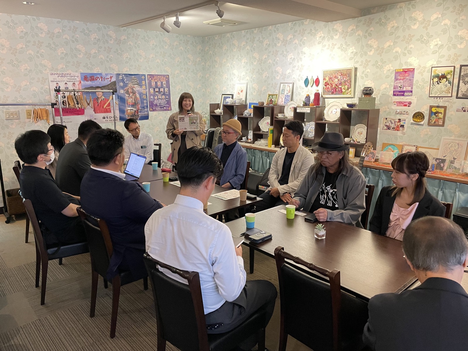 vol.2 交流会の様子。テーブルを囲んで対話している